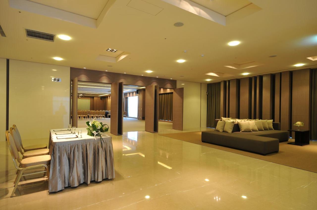 Academy Hotel Тайнань Екстер'єр фото